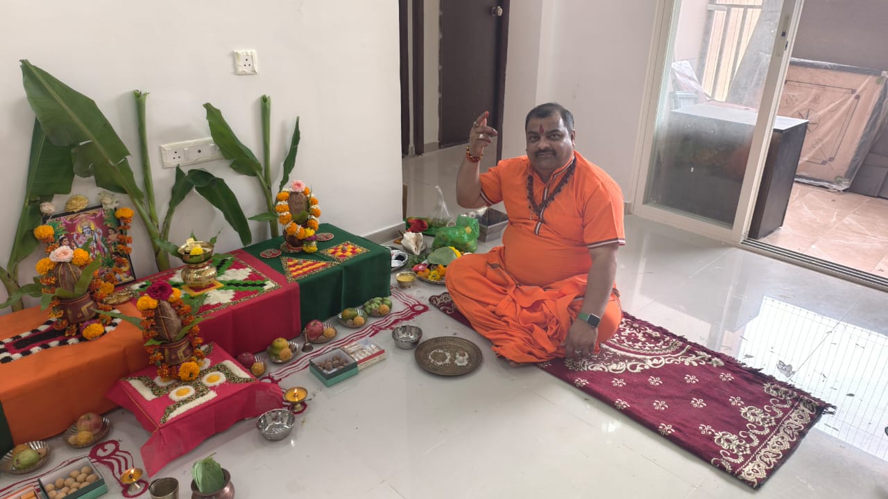 Pandit Umesh Mishra performing a Vedic puja